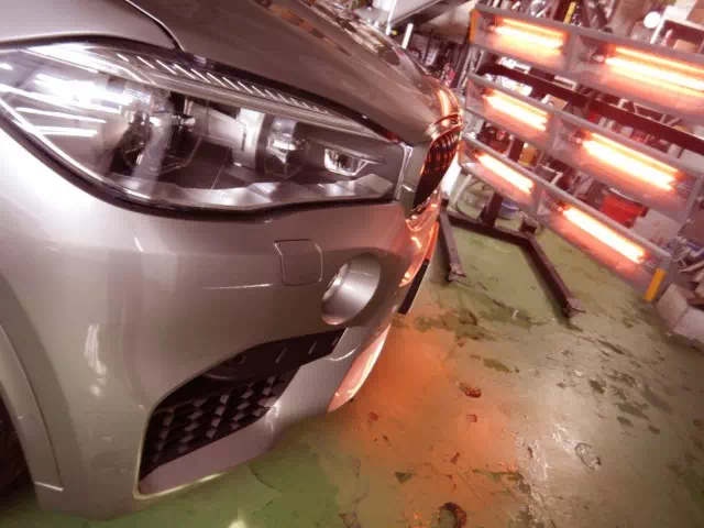 セラミックコーティング・ガラスコーティングは、施工環境によって仕上がりや耐久性に差が出やすい施工です。