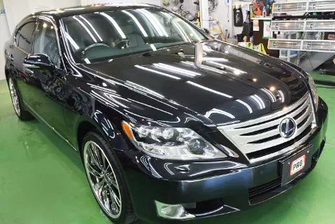 レクサス・LS600ｈ（ブラックオパールマイカ）接触事故による板金塗装、しかしお客様の望む仕上がりはレベルの高いもののため、どうすれば満足されるか？の相談を受けまして、まずレクサスに強い塗装工場によりペーパー掛けを行って頂き、カービューティープロ札幌ドーム前にて仕上げ研磨を行い完全2層式ガラスコーティング【SPGコートType-T（低撥水・艶・対すり傷・防汚・耐薬品性）】を施工させて頂きました。岩見沢市よりご利用ありがとうございました。