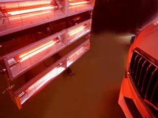 セラミックコーティング・ガラスコーティングは、施工環境によって仕上がりや耐久性に差が出やすい施工です。02