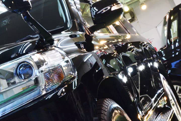 トヨタ車の最終仕上げ研磨を行うと鏡面に