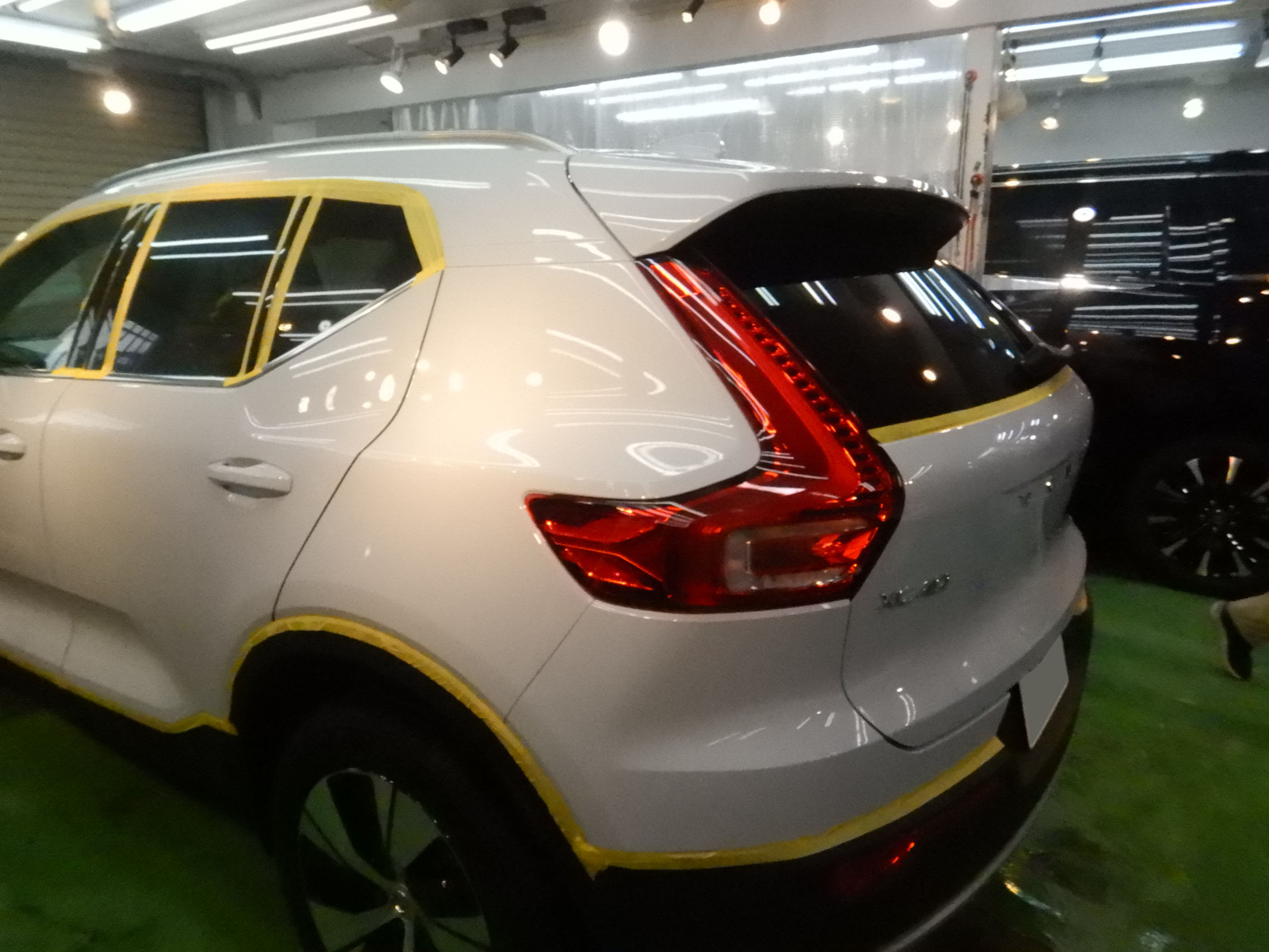 ボルボXC40 新車研磨 LEVEL2 鏡面研磨施工中