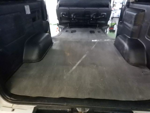 内装クリーニングとオゾン脱臭後のハイエース 清潔感のある車内空間
