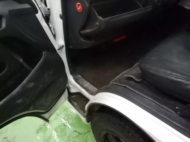 内装クリーニング前のハイエース 車内全体の使用感が見られる状態