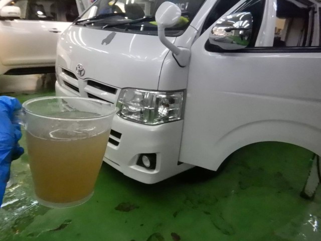 札幌市豊平区よりご入庫した走行距離27万kmのハイエース 内装クリーニング施工事例