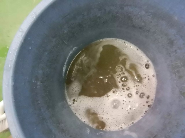 ハイエースの内装を専用ケミカルでクリーニングしている作業風景