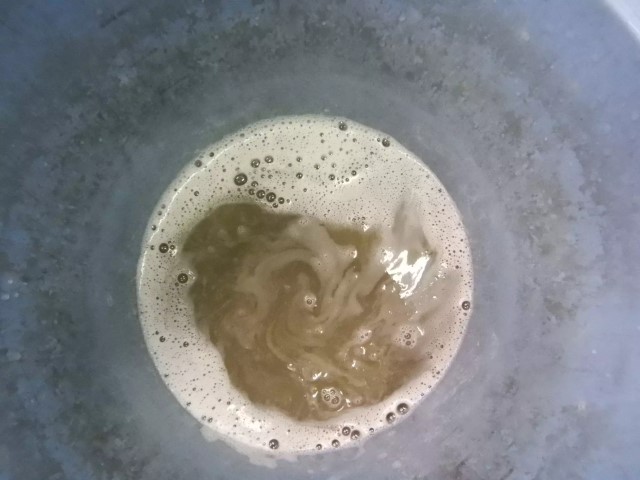 ハイエースの内装を専用ケミカルでクリーニングしている作業風景