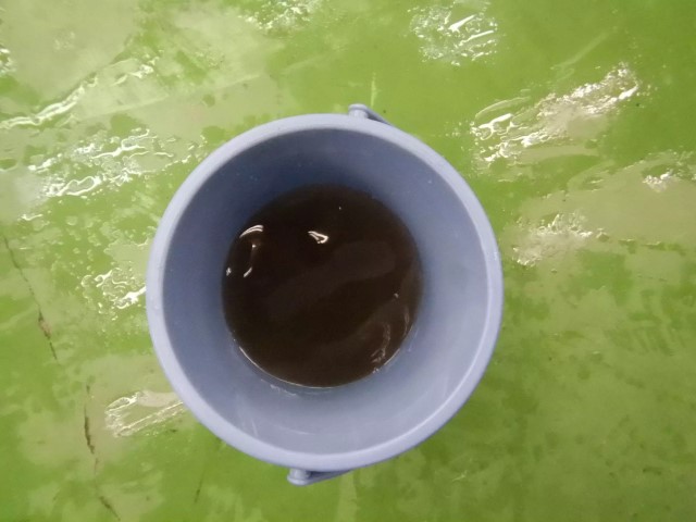 ハイエースの内装を専用ケミカルでクリーニングしている作業風景