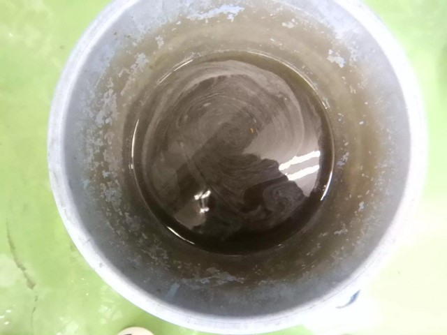 ハイエースの内装を専用ケミカルでクリーニングしている作業風景