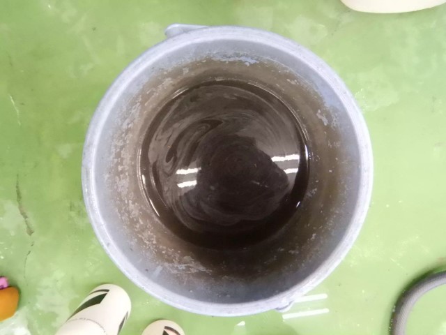 ハイエースの内装を専用ケミカルでクリーニングしている作業風景