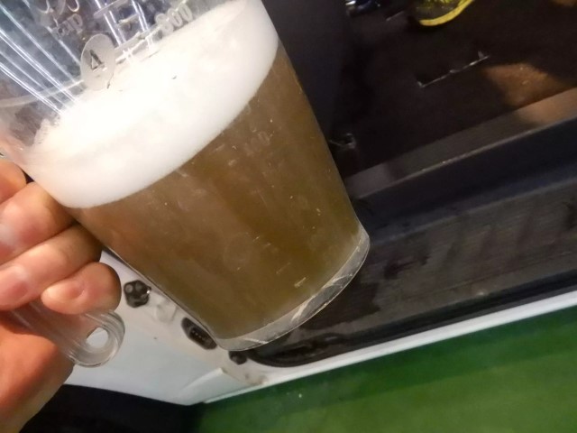 ハイエースの内装を専用ケミカルでクリーニングしている作業風景