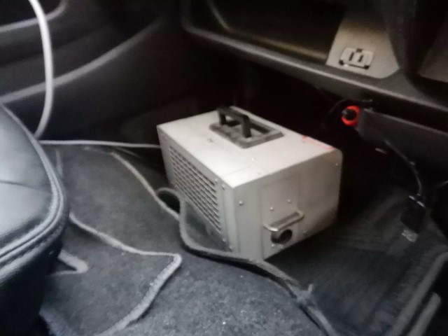 ハイエース車内に設置した業務用ハイパワーオゾン脱臭機