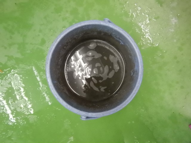 天井内張りのヤニ汚れを除去する車内クリーニング作業 札幌