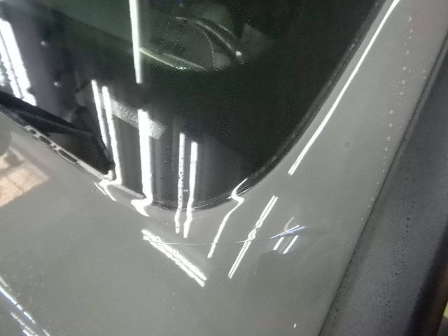 メルセデス・Gクラス フロントガラスにSTEK DYNOflexウィンドウプロテクションフィルム施工中