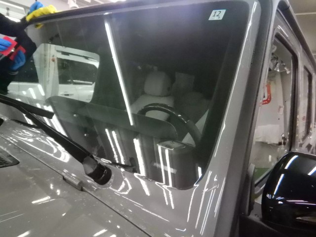 メルセデス・Gクラス フロントガラスにSTEK DYNOflexウィンドウプロテクションフィルム施工中