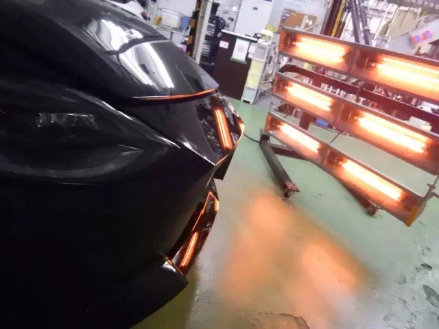 研磨によって塗装肌を整えた日産車のクリアな塗装状態
