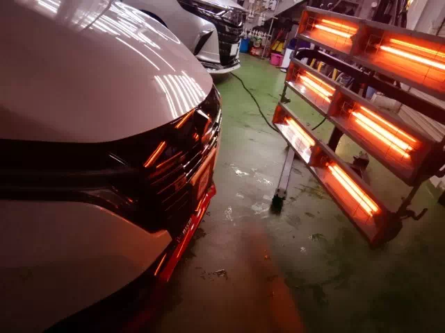 研磨前の日産車塗装面に付着したシリカスケールや細かな傷の状態
