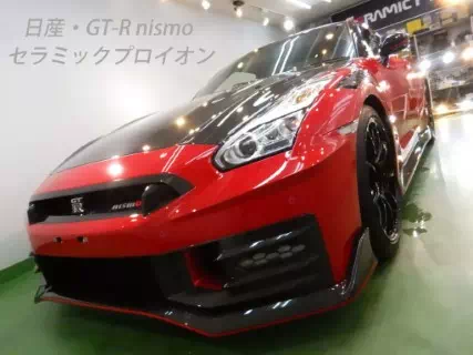 札幌で日産車に研磨と高耐久コーティングを施工している専門店の作業風景