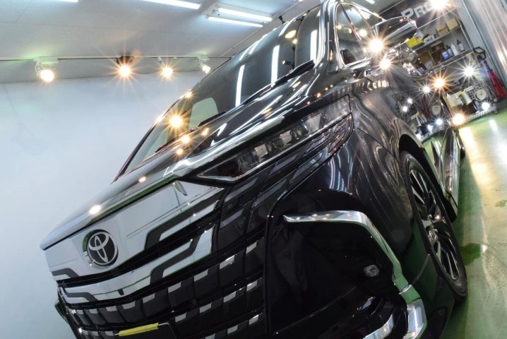 ヴェルファイア 202ブラック セラミックプロ イオン施工後のボディ全景、鏡面仕上げで光沢が映える状態