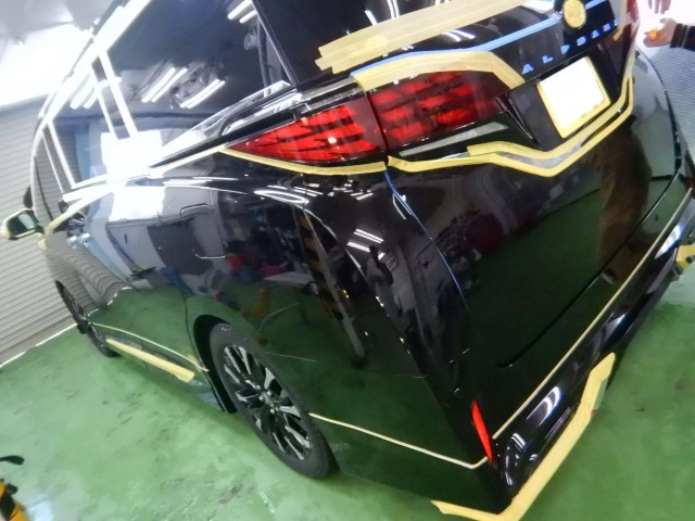 ヴェルファイア 202ブラック セラミックプロ イオン プレミアムセット施工の鏡面研磨作業、塗装キズと水ジミを取り除く下地処理