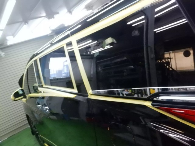 ヴェルファイア 202ブラック セラミックプロ イオン プレミアムセット施工の鏡面研磨作業、塗装キズと水ジミを取り除く下地処理