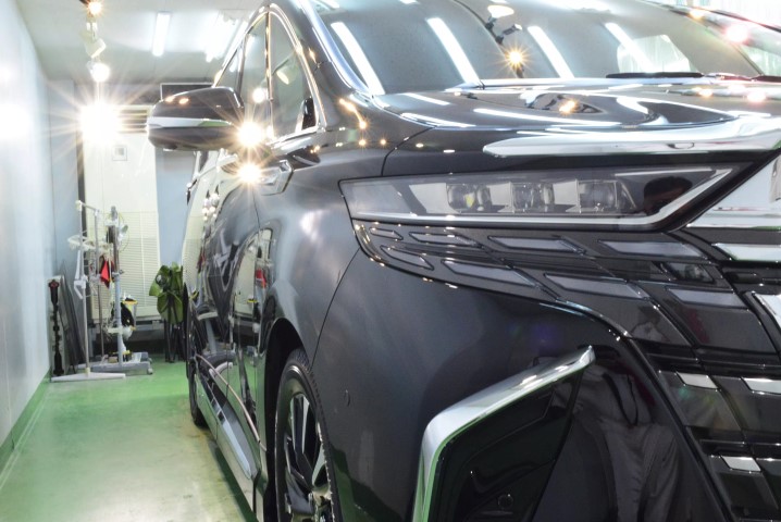 ヴェルファイア 202ブラック セラミックプロ イオン施工後のボディ全景、鏡面仕上げで光沢が映える状態