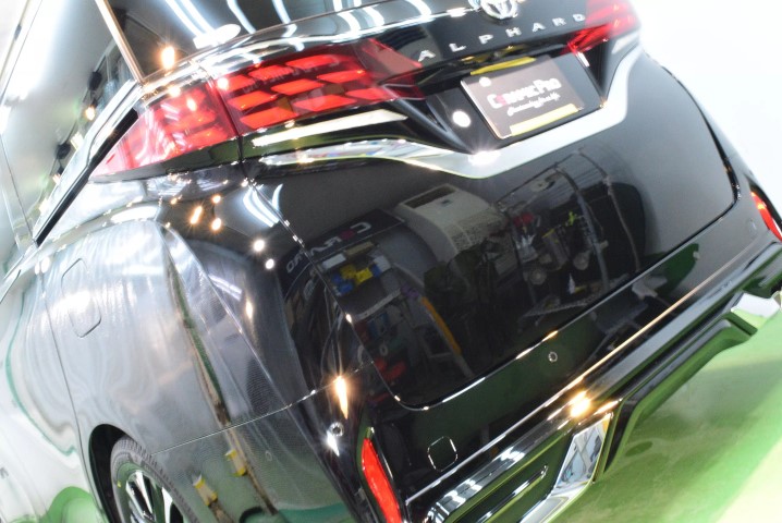 ヴェルファイア 202ブラック セラミックプロ イオン施工後のボディ全景、鏡面仕上げで光沢が映える状態