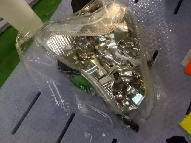 Vyrus ヘッドライトにプロテクションフィルムを施工した状態