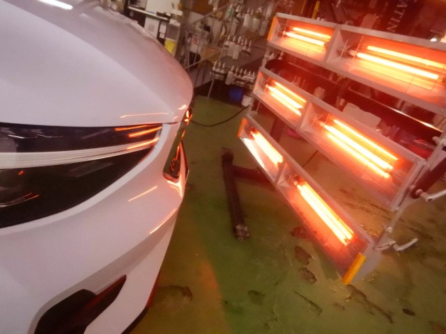 ボルボXC40 カーボンヒーター焼付処理中