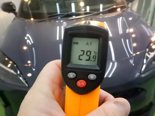 セラミックコーティング施工時の温度管理を行う専用設備