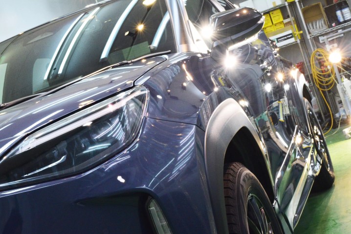 ヤリスクロスの塗装面をLEVEL2研磨で下地処理している様子