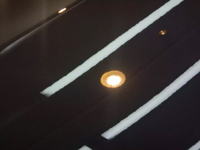 ヤリスクロスの塗装面をLEVEL2研磨で下地処理している様子