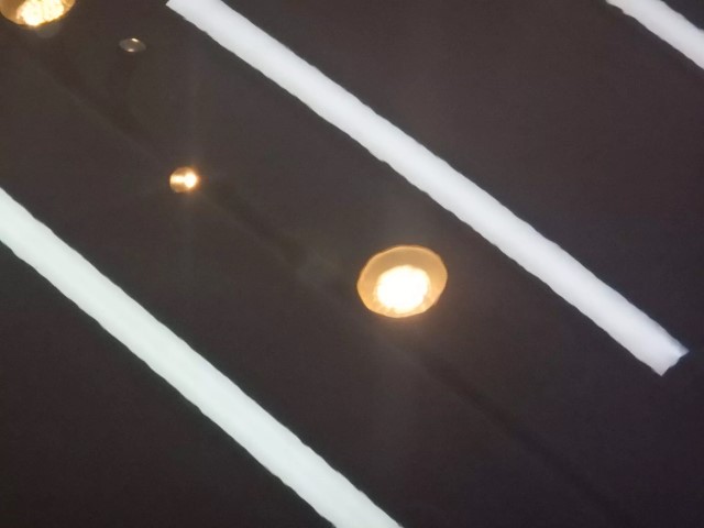 ヤリスクロスの塗装面をLEVEL2研磨で下地処理している様子