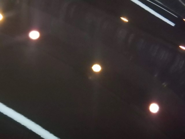 ヤリスクロスの塗装面をLEVEL2研磨で下地処理している様子