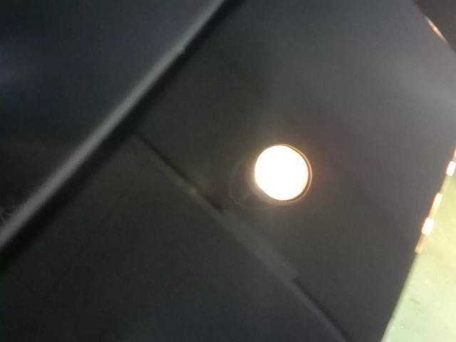 ヤリスクロスの塗装面をLEVEL2研磨で下地処理している様子