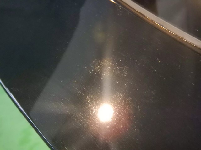 ヤリスクロスの塗装面をLEVEL2研磨で下地処理している様子