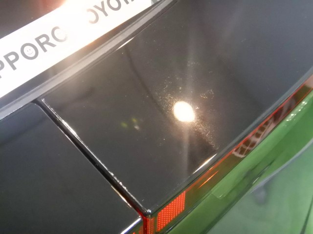 ヤリスクロスの塗装面をLEVEL2研磨で下地処理している様子