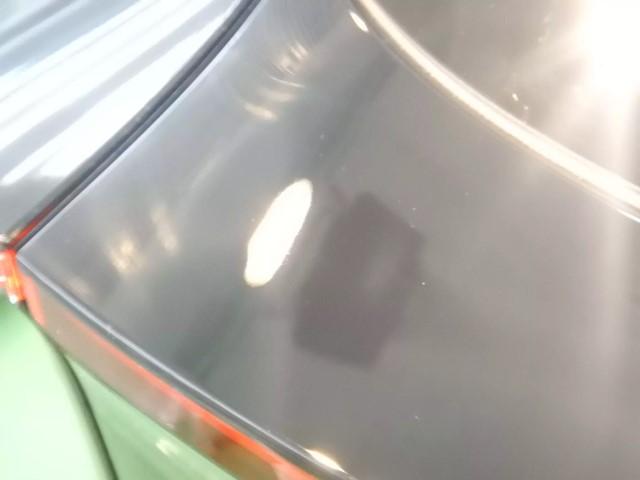 ヤリスクロスの塗装面をLEVEL2研磨で下地処理している様子