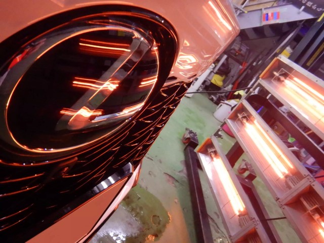 コーティング硬化を促進する赤外線焼付処理の様子