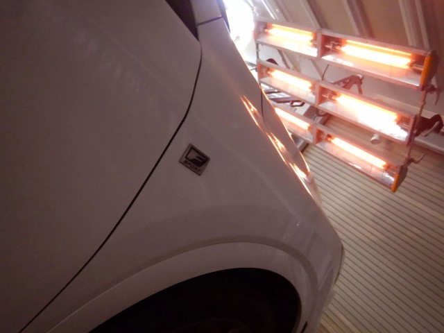 コーティング硬化を促進する赤外線焼付処理の様子